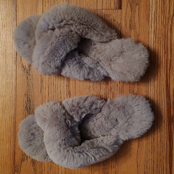 LOFT Shoes - 💤 LOFT gray slippers size L 9-10